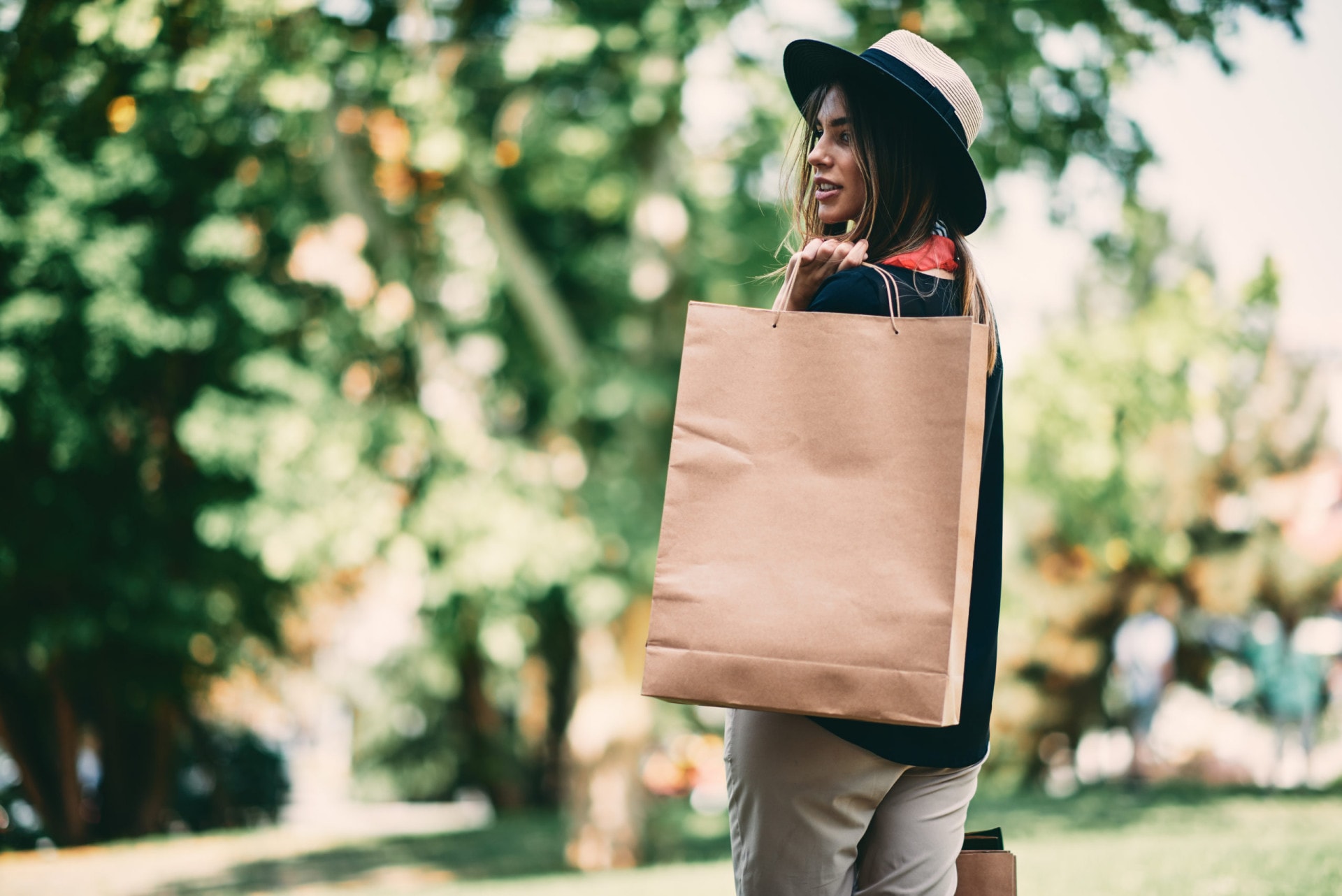 Mujer sosteniendo bolsa y apoyando a la moda sostenible