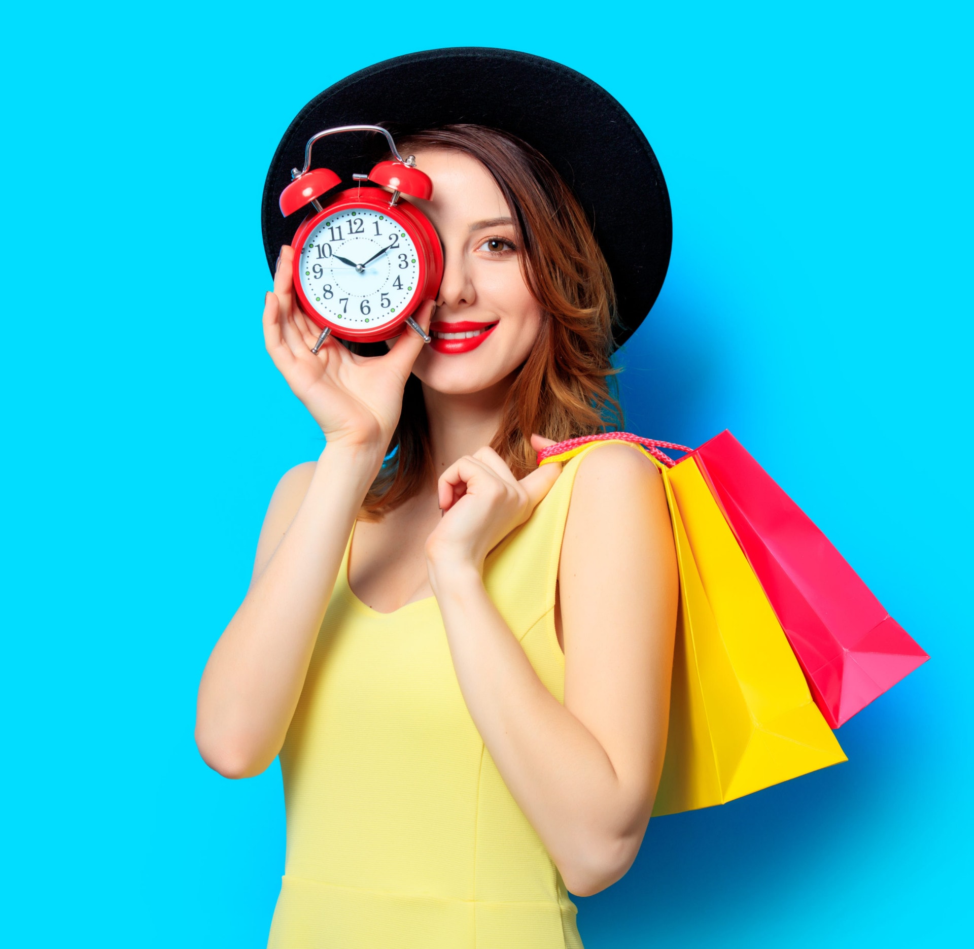 Mulher com relógio e sacolas de compras representa a importância de acelerar o time to market no setor da moda